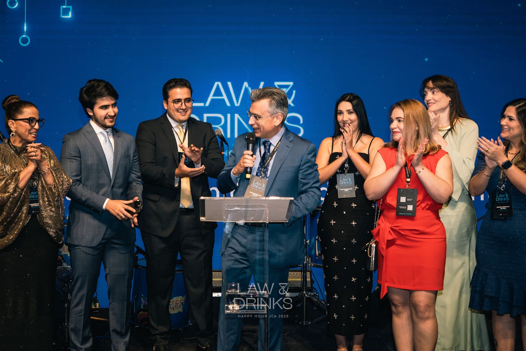 Convidados aplaudindo no palco de uma edição anterior do Law & Drinks
