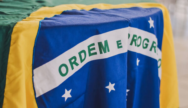 Bandeira do brasil - contrato de trabalho verde e amarelo